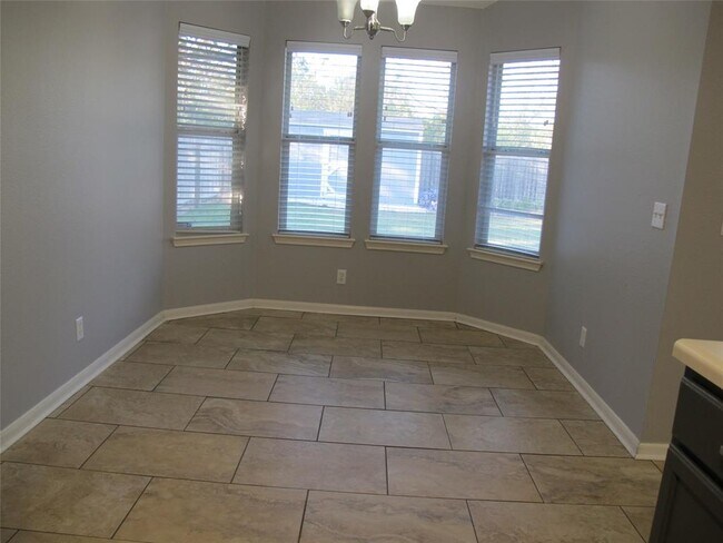 Building Photo - 915 Lantana Dr