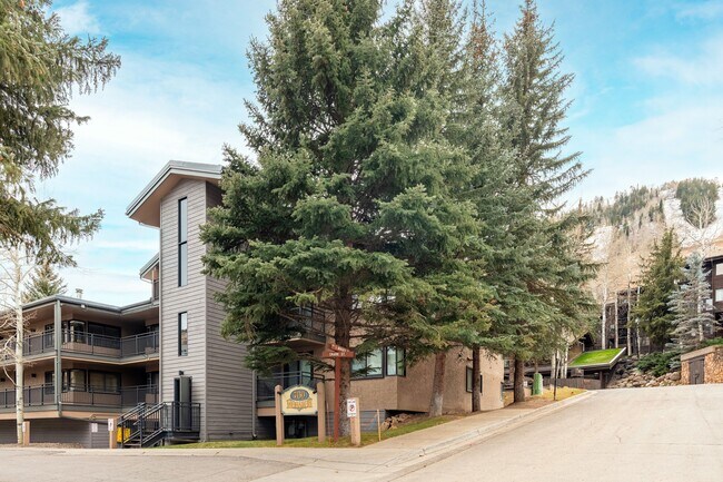 Building Photo - 700 S Monarch St