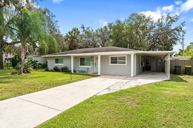 Building Photo - Charming 4-Bed with 2 Full Baths and Large Fenced-in Yard in the Heart of Clermont!