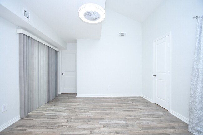 Building Photo - 9809 Richmond Ave.