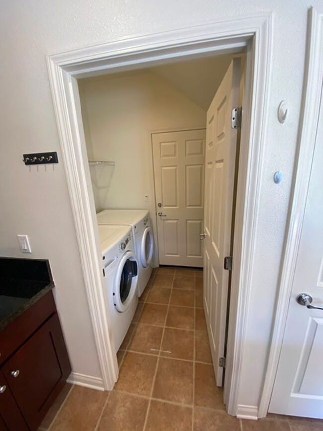 Building Photo - Like New 4 Bedroom Home in Harvest Square