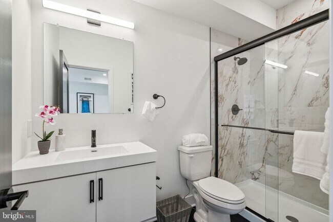 Building Photo - 1419 W Grange Ave