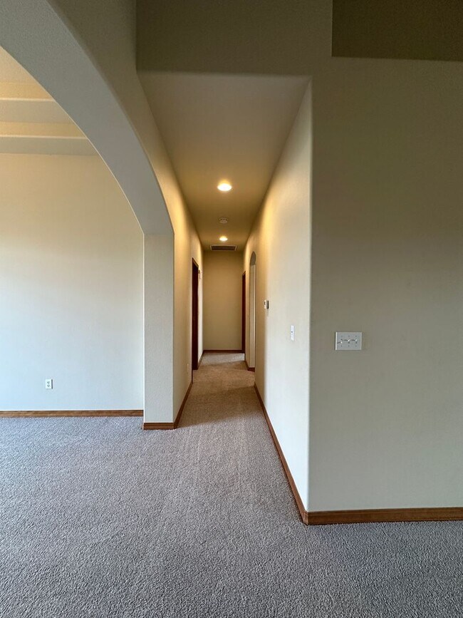 Building Photo - Luxury, One Level Living!