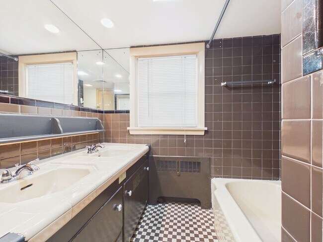 Building Photo - 221 N Spring St