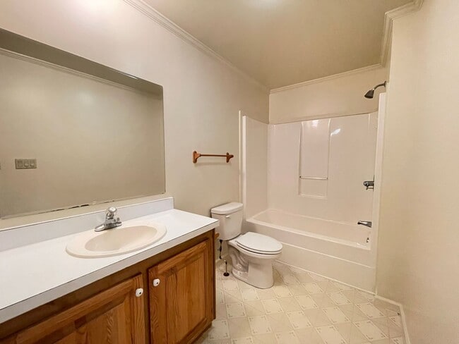 Building Photo - Clean & Inviting Apartment Living