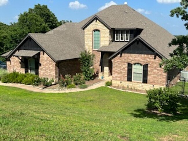 Primary Photo - Very Nice 5 bedroom 3.5 bath home in Luther