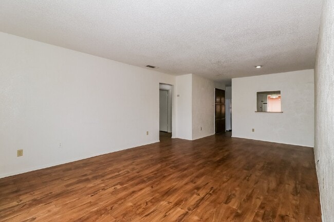 Building Photo - 323 W William Cannon Dr