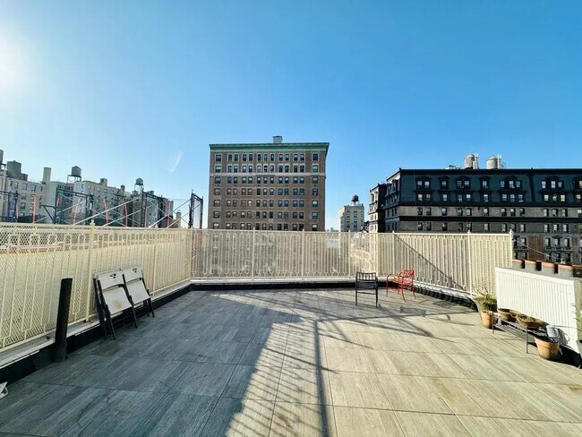Building Photo - Furnished room/NOT APARTMENT