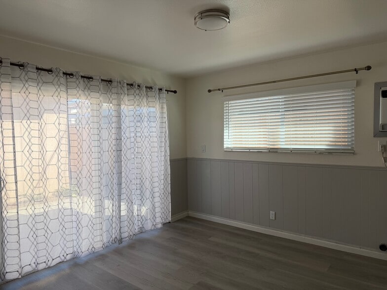 Building Photo - 400 W Glendon Way