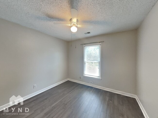 Building Photo - 131 Lake Run
