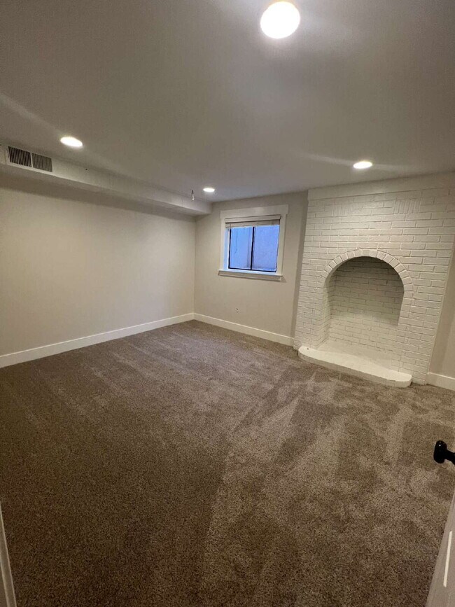 Building Photo - "Spacious 4-Bed Oasis with 3.5 Baths in Charming St. George!"