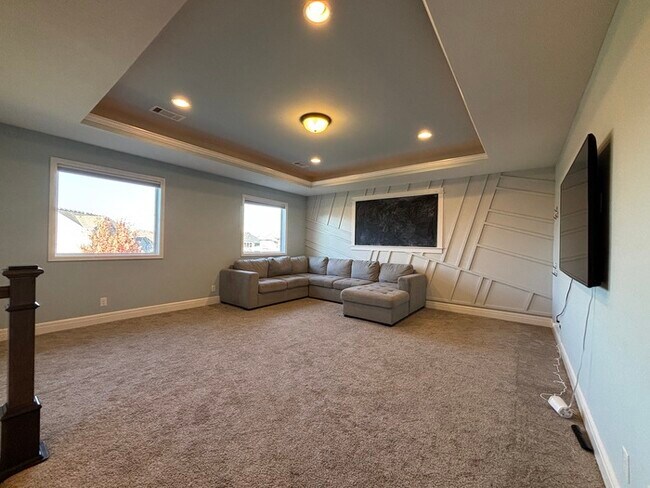 Building Photo - Modern 4BR 3.5 BA w/ Covered Lanai + Community Pool + Dedicated Office in Olathe