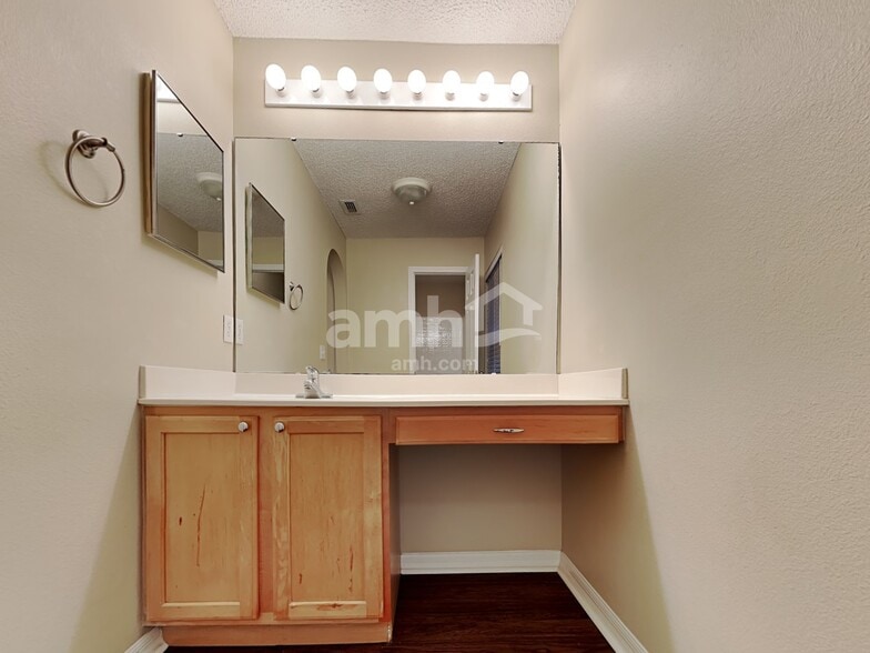 Building Photo - 930 Mayfair St