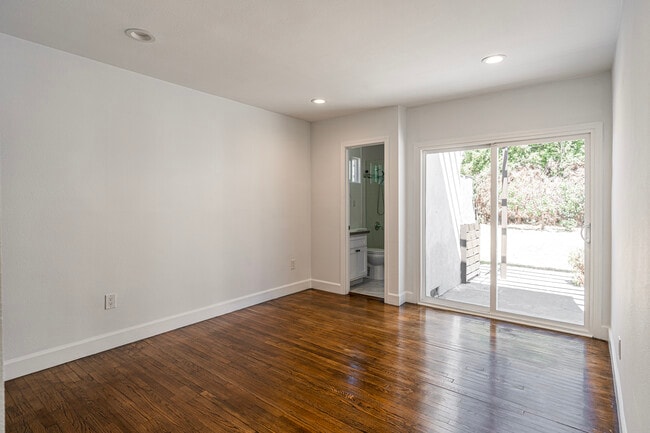 Building Photo - 1316 N Mariposa Ave