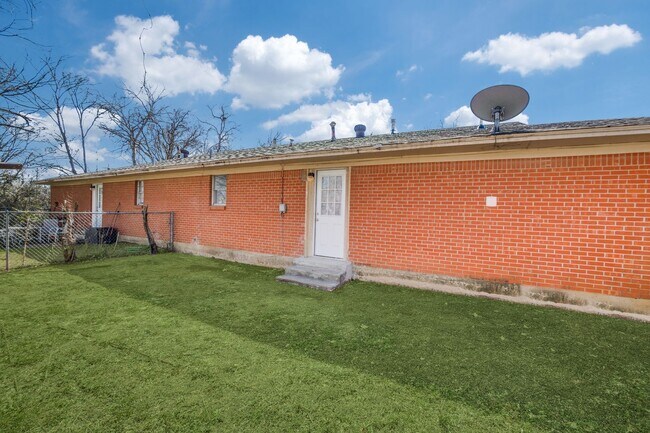 Building Photo - 1302 Margie St