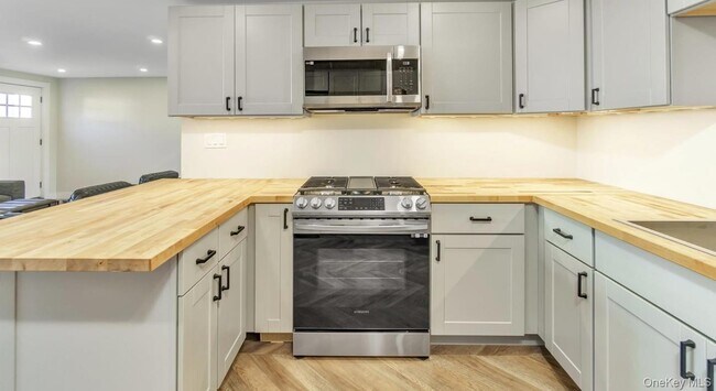 Building Photo - 67 Maple Ave