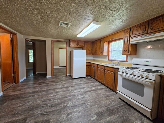Building Photo - Cute 2 Bed home in Shawnee