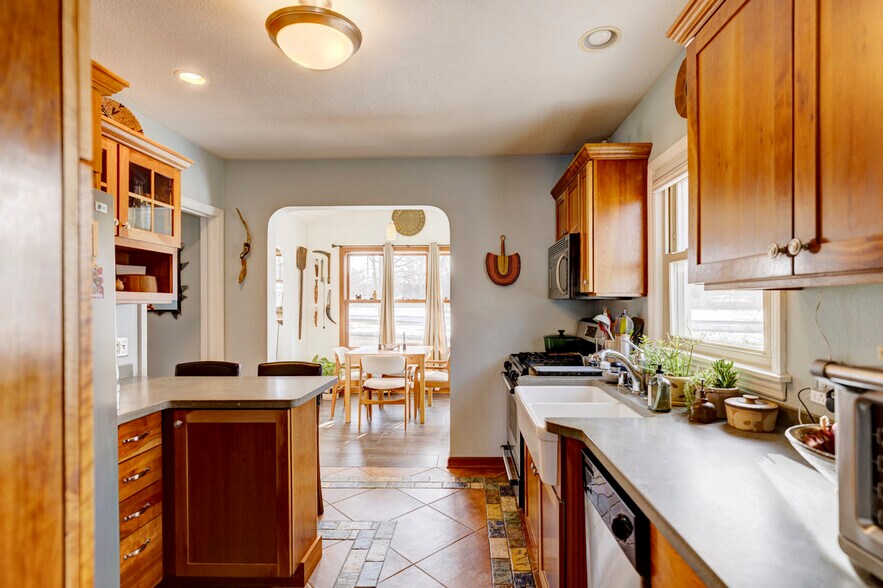 Building Photo - 3621 Dennett Dr