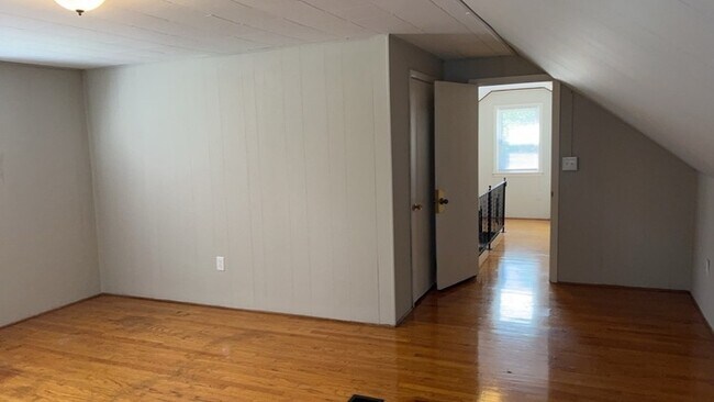 Building Photo - 250 E Parkwood Dr