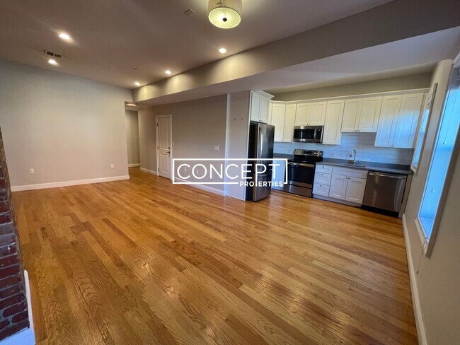 Building Photo - 153 Meridian St