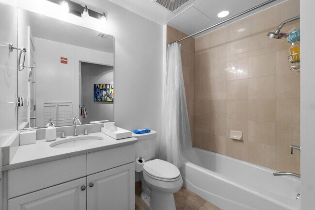 Building Photo - 2 Bed 2 Bath - Mount Vernon Condo - Garage Parking Space Included