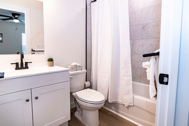 Building Photo - Spacious Fully Furnished 3BR/3BA home in a...