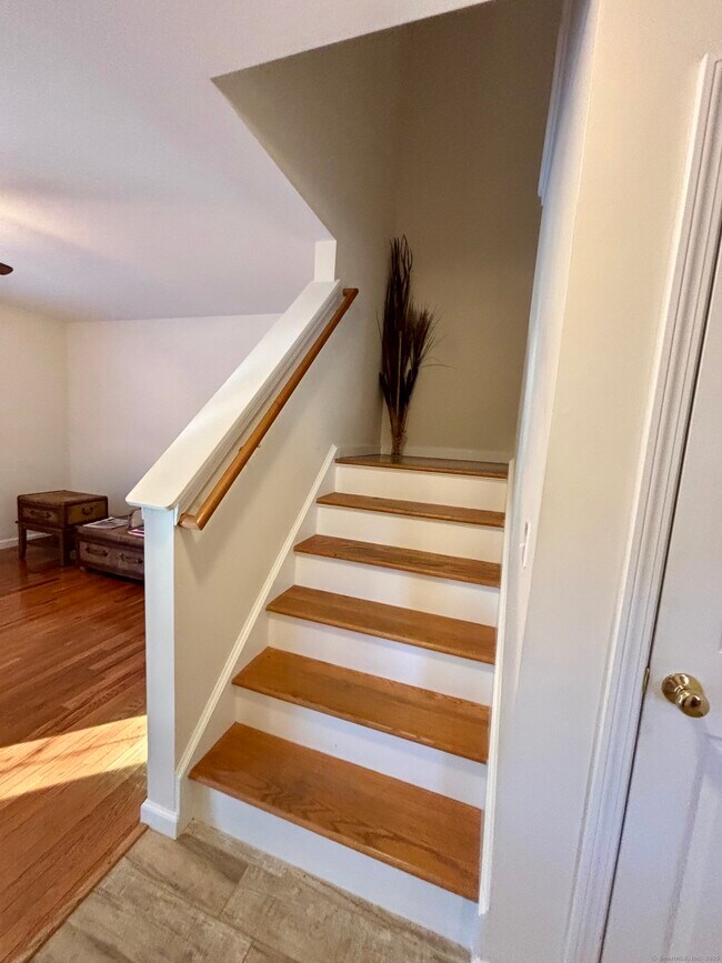 Building Photo - 589 Stafford Ave