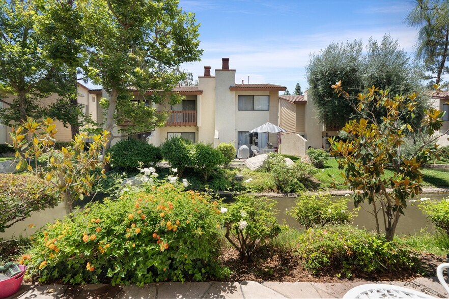 Primary Photo - 5720 Owensmouth Ave