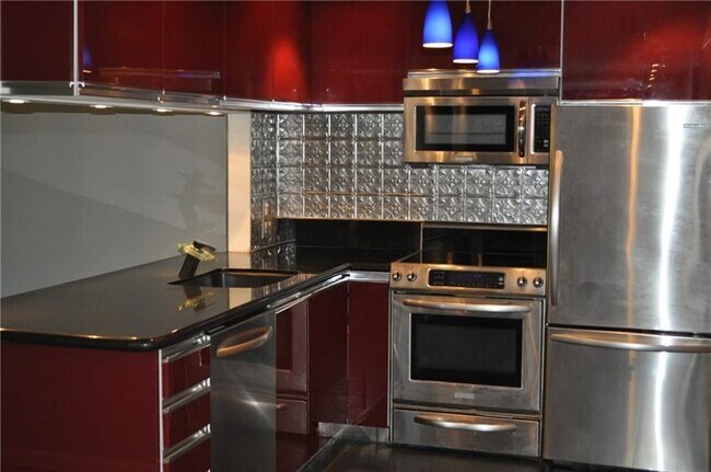 Building Photo - 615 NE 12th Ave