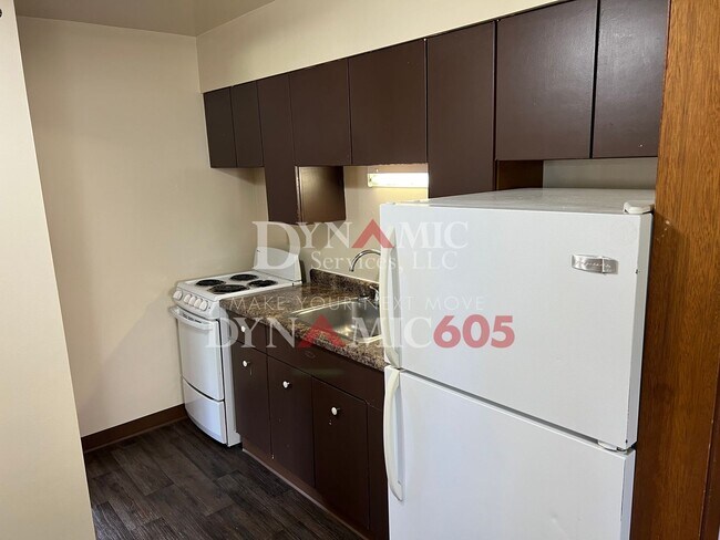 Building Photo - 1BD/1BA Garden Level Apartment in 6-Plex
