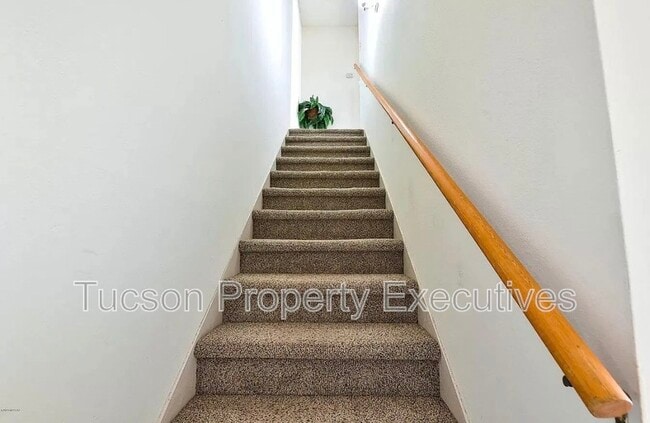 Building Photo - 902 E Elm St