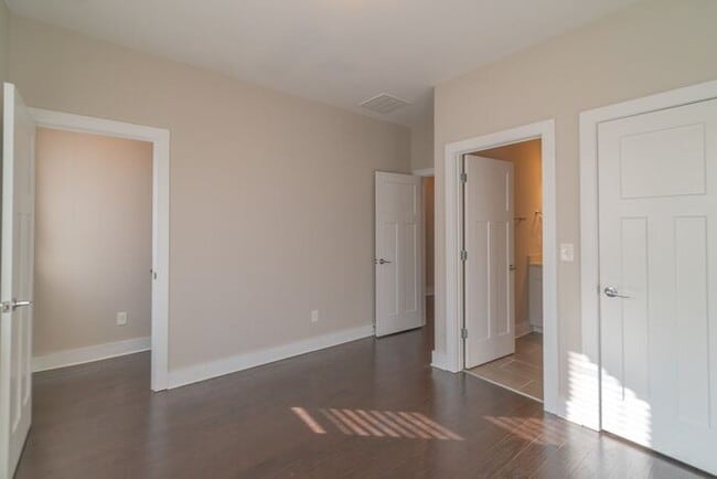 Building Photo - Beautiful Modern Townhome in South End Available 5/1!