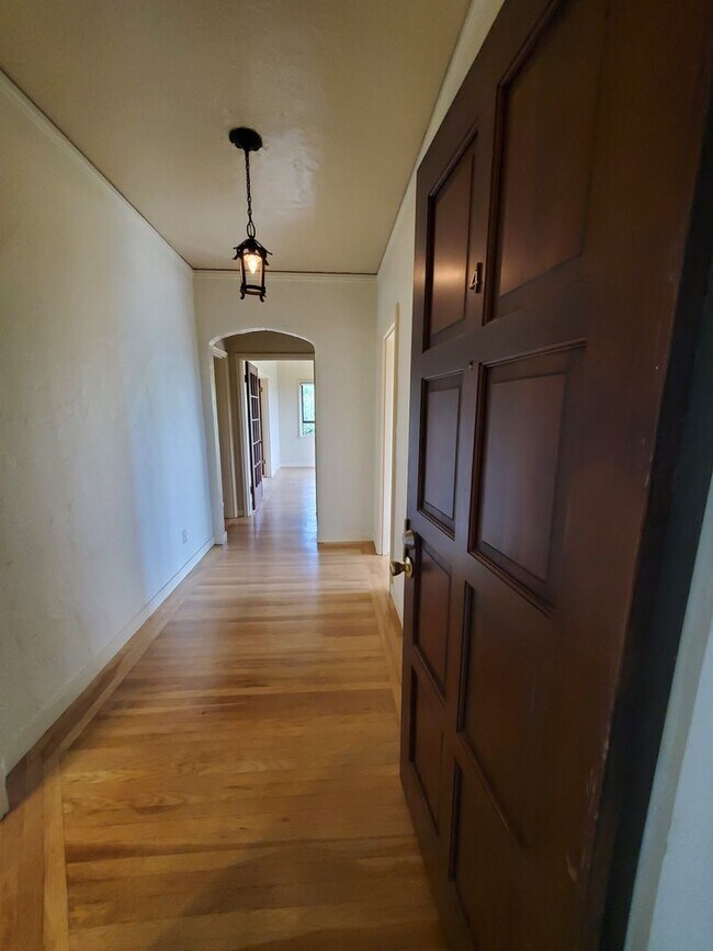 Building Photo - Top Floor Rockridge Two Bedroom Condo with...