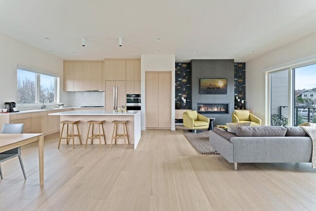 Building Photo - 4Bed 3.5 Bath - Views - Studio