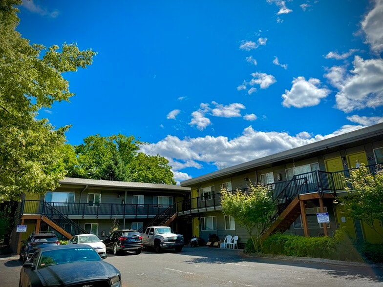 Cathedral Park Outside - Cathedral Park Apartments