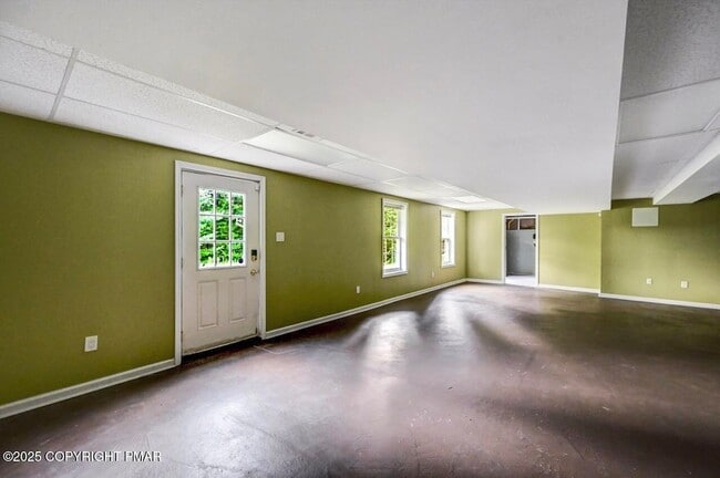Building Photo - 115 Daffodil Dr