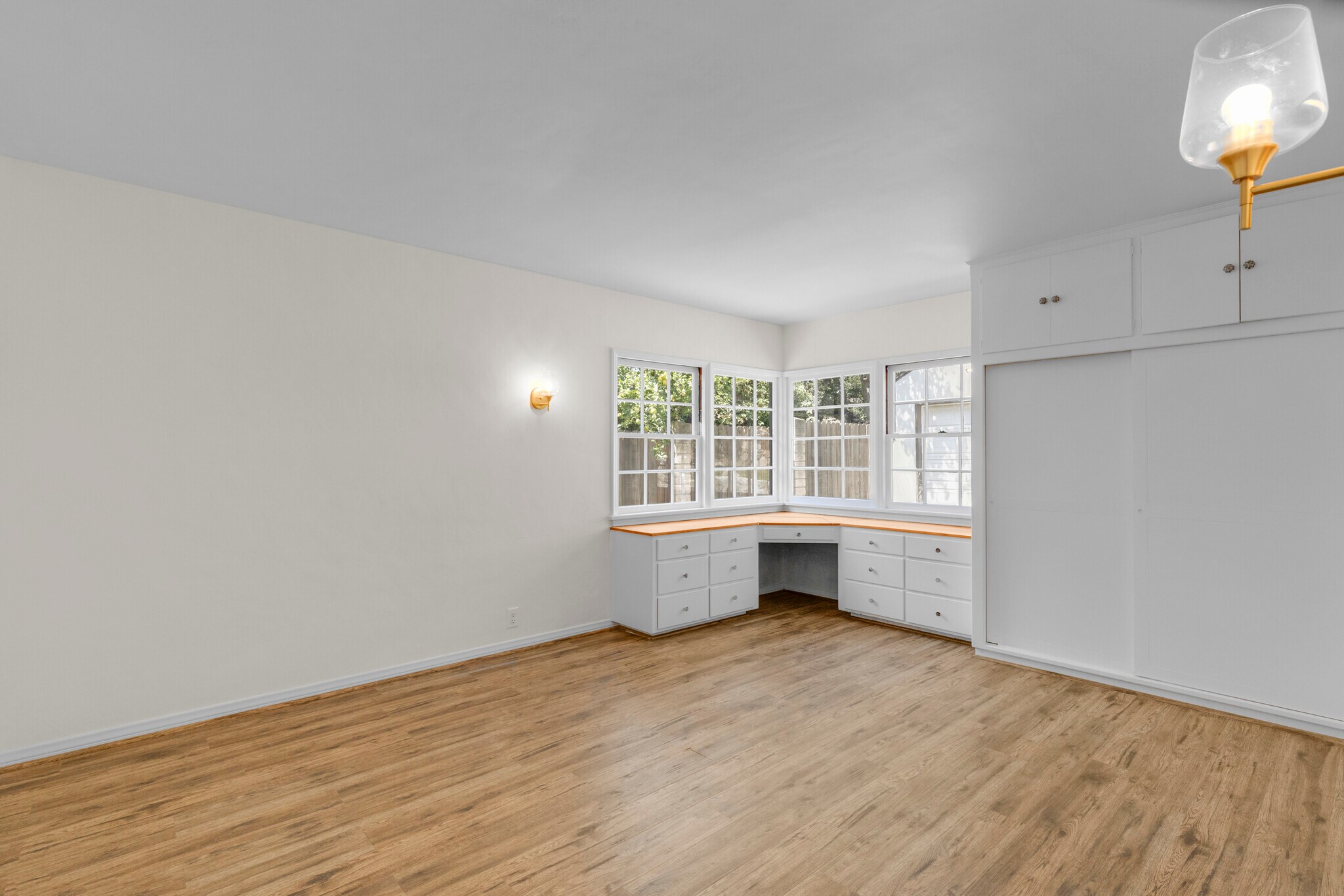 Building Photo - 2151 N Altadena Dr
