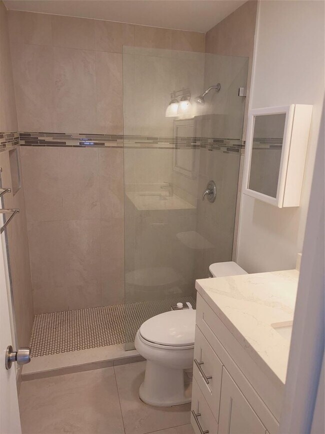 Building Photo - 770 NE 38th St