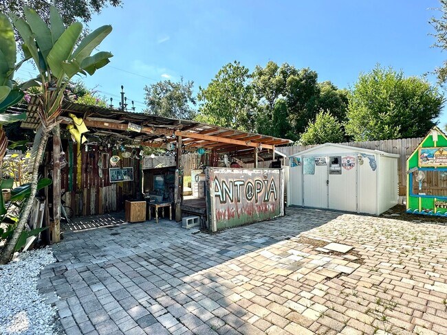 Building Photo - Bright & cozy 2bedroom 1bath home with out...