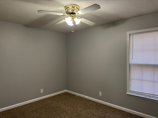 Building Photo - Charming 3 bd/2 ba with Basement!! Home Near Ft Campbell!