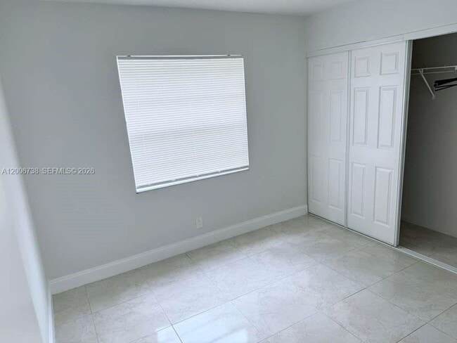 Building Photo - 9956 Twin Lakes Dr