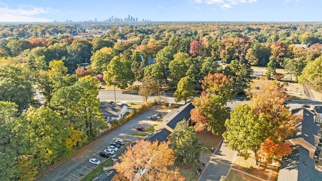 Building Photo - *MOVE IN READY* 3 Bed, 2 Bath Condo, Close to Uptown!!!