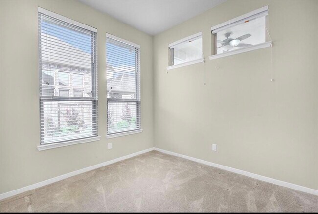 Building Photo - 2513 Golfcrest Dr