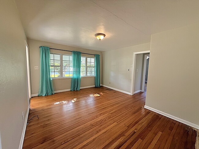 Building Photo - 3000 Knollwood Cir