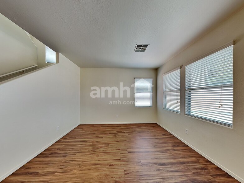Building Photo - 2827 S 74th Dr