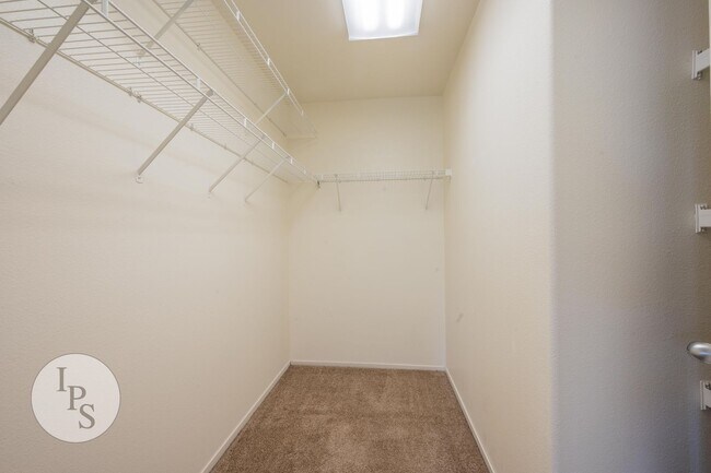 Building Photo - North West Fresno Home, 3BR/2BA, Built 1995 - Lots of Amenities!
