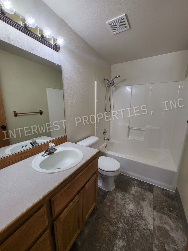 Building Photo - Spacious 3Bd Ba Ranch Style Home With A/C,...