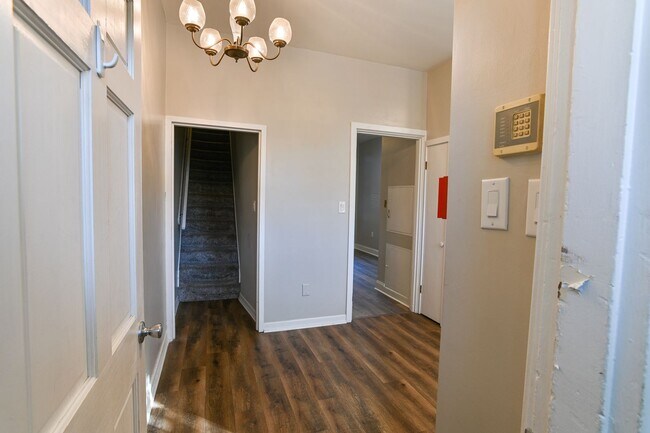 Building Photo - Large 3 Bedroom Single Family Home on Fors...