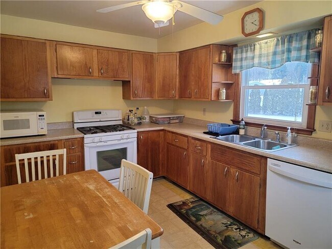 Building Photo - 302 South Dr