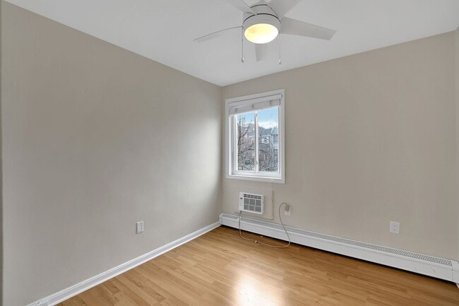 Building Photo - Charming 2-Bedroom Condo in Prime Capitol ...